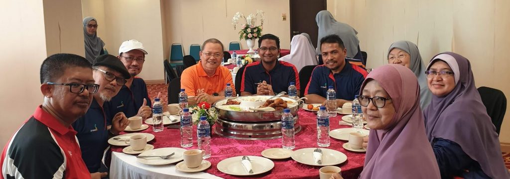 Sesi perbincangan bersama YB Sheikh Omar, EXCO Belia, Sukan, Pembangunan Usahawan dan Koperasi Negeri Johor.
