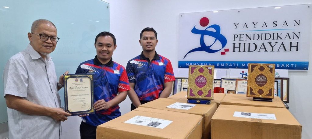 tajaan quran dari yayasan pendidikan hidayah kepada pelajar sekolah kerajaan